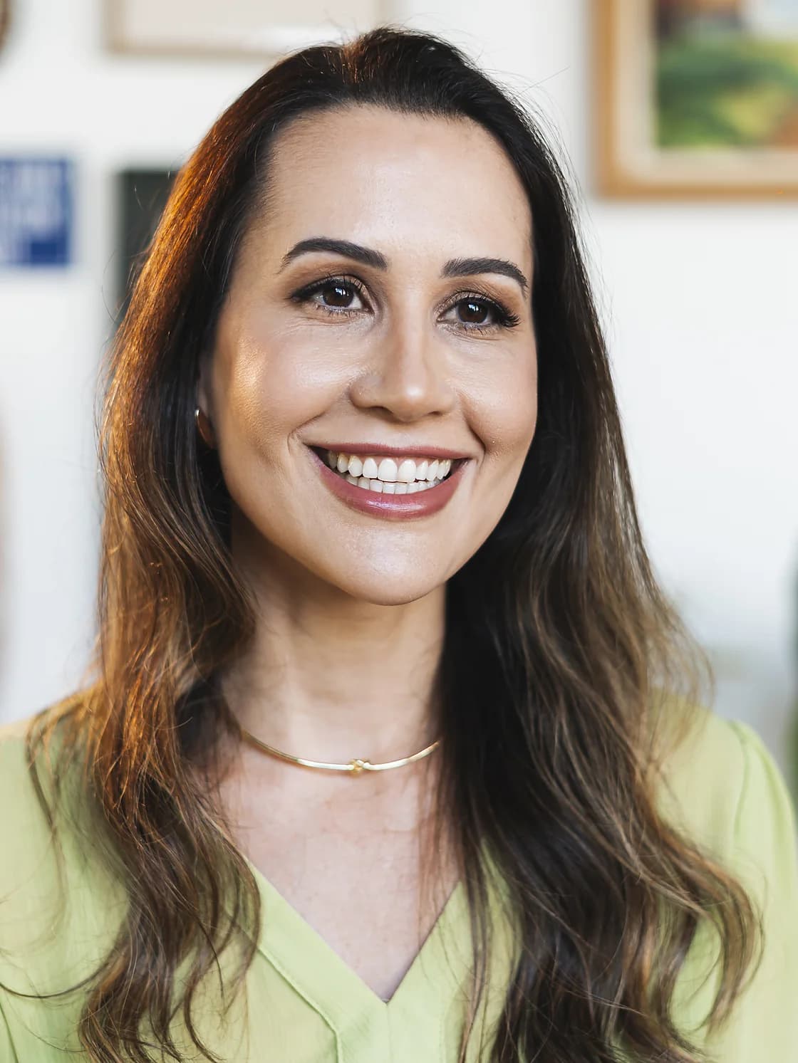 Retrato próximo da Dra. Daniela Canguçu, olhando para a câmera e sorrindo